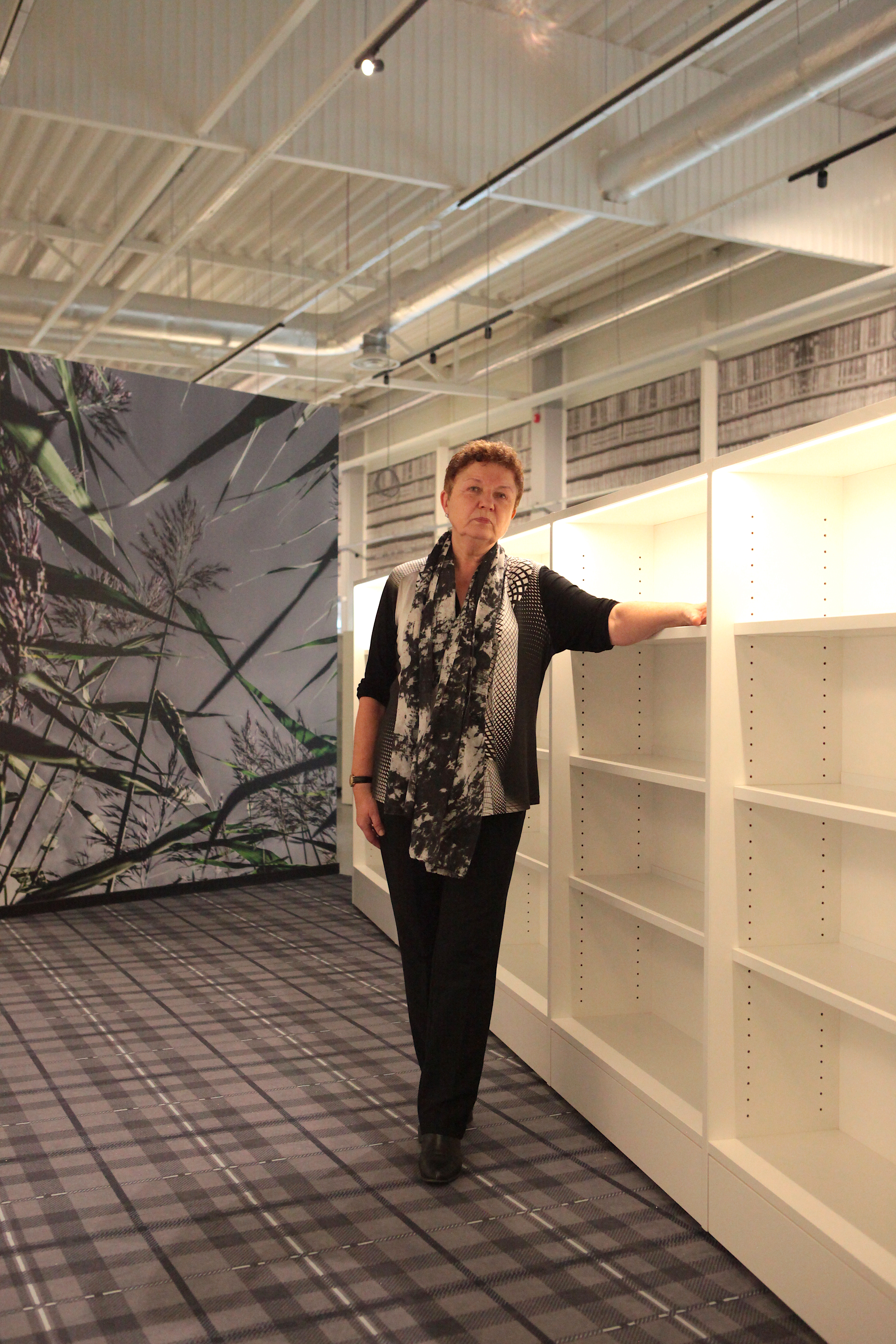 Raamatukogu direktor Tiiu Valm peaaegu et elabki uues raamatukogus, sest iga päev saabub mööblit, valgustust, lahendamist vajavad ka ootamatused