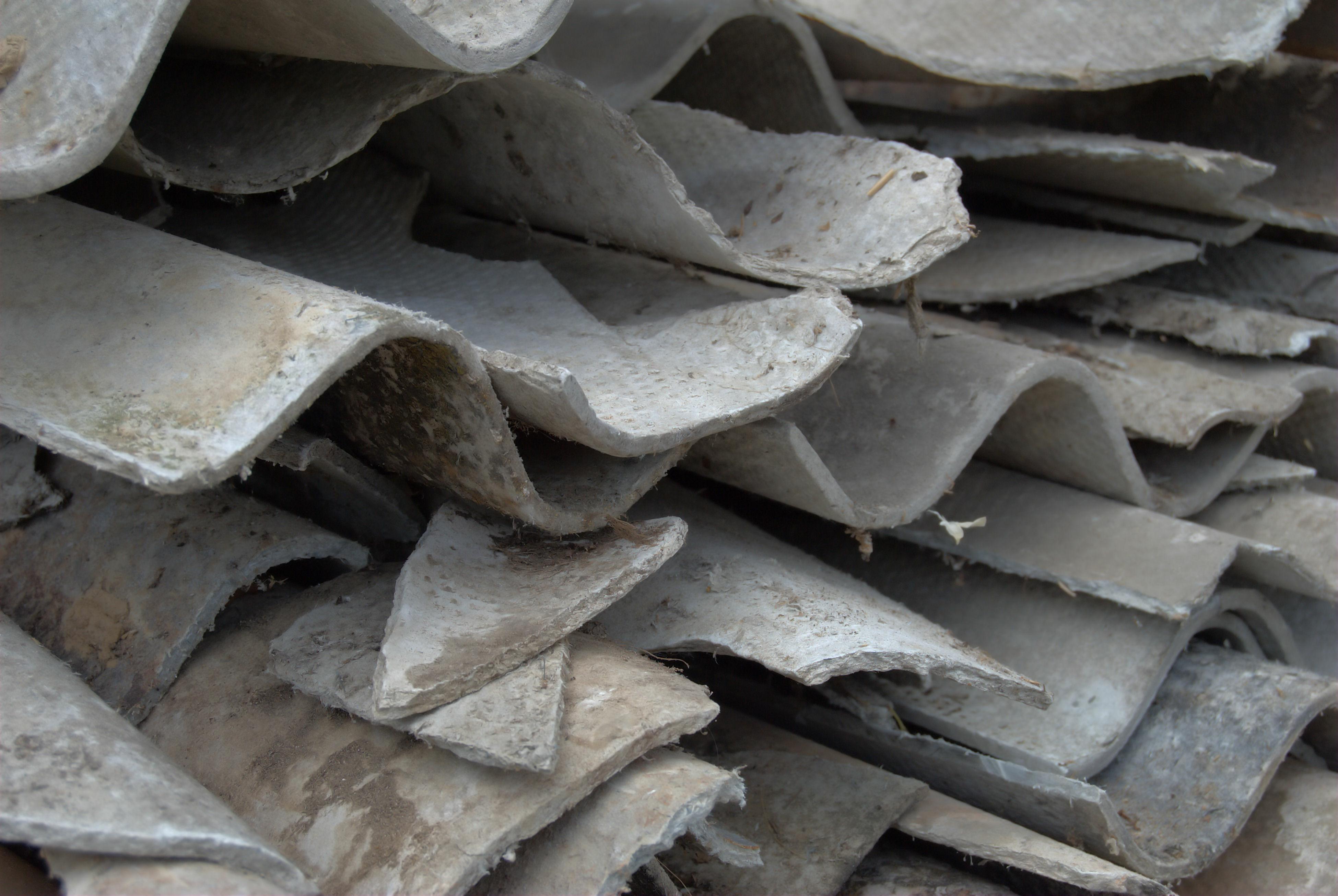​​​​​​​Enim asbestijäätmeid tekib nõukogude ajal hoonete katusekattematerjalina kasutusel olnud eterniidist