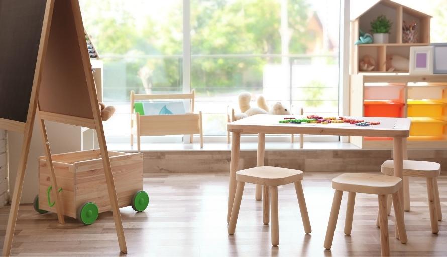 Pildil lasteaiarühmale viitav eluolu, toolide-laudade ja tahvliga