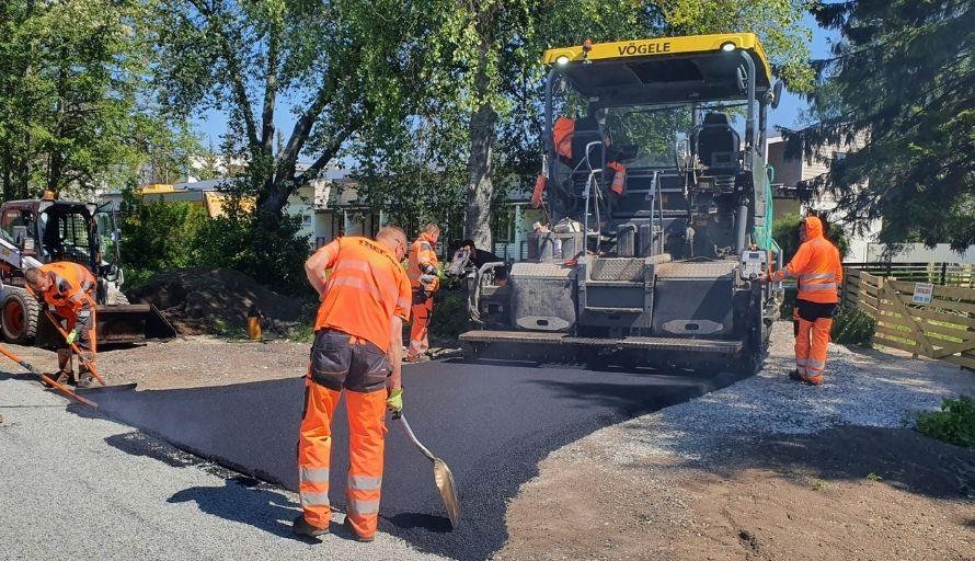 Pildil teetööd, asfalteerimise protsess