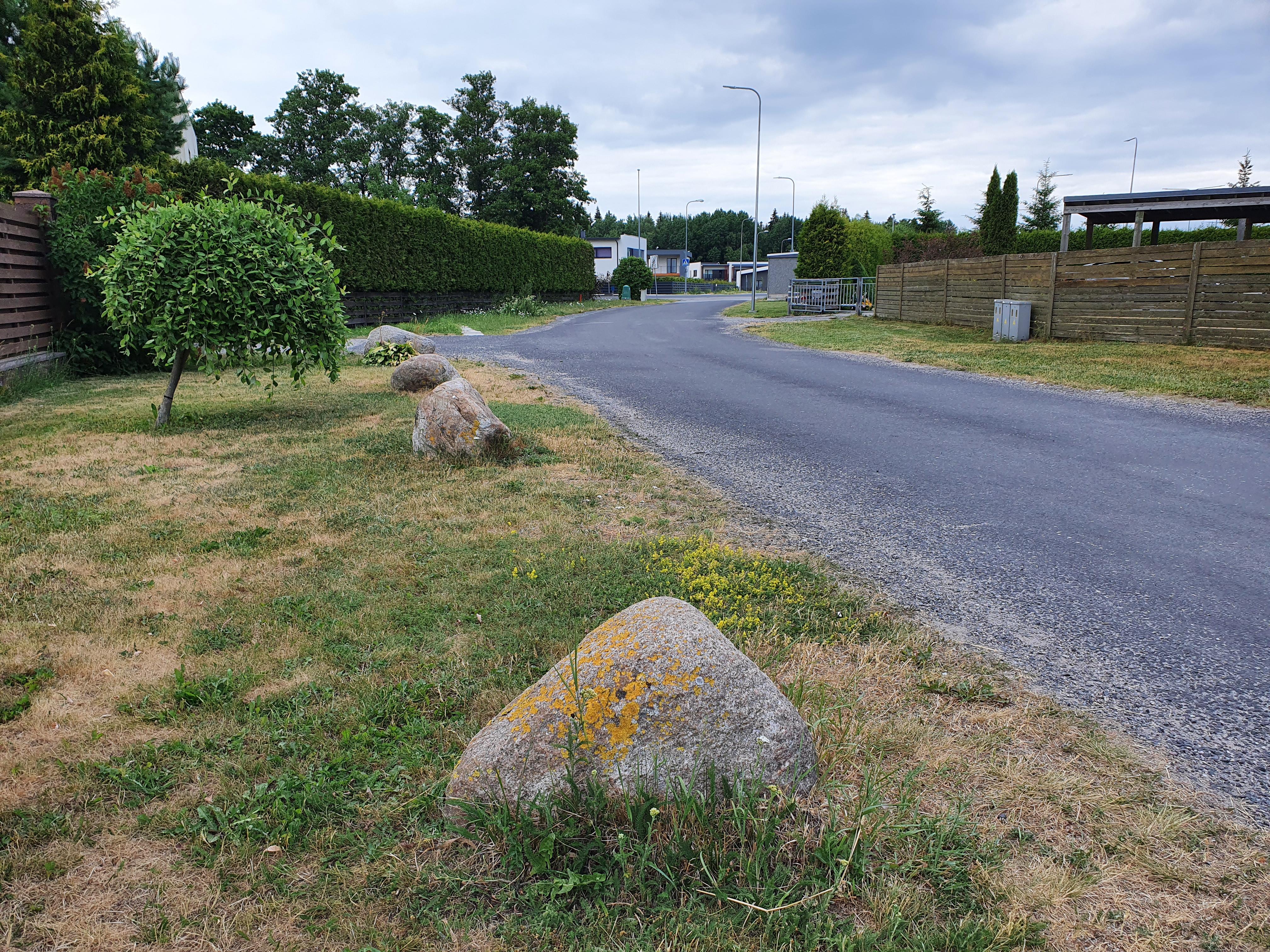 Kivid tee ääres