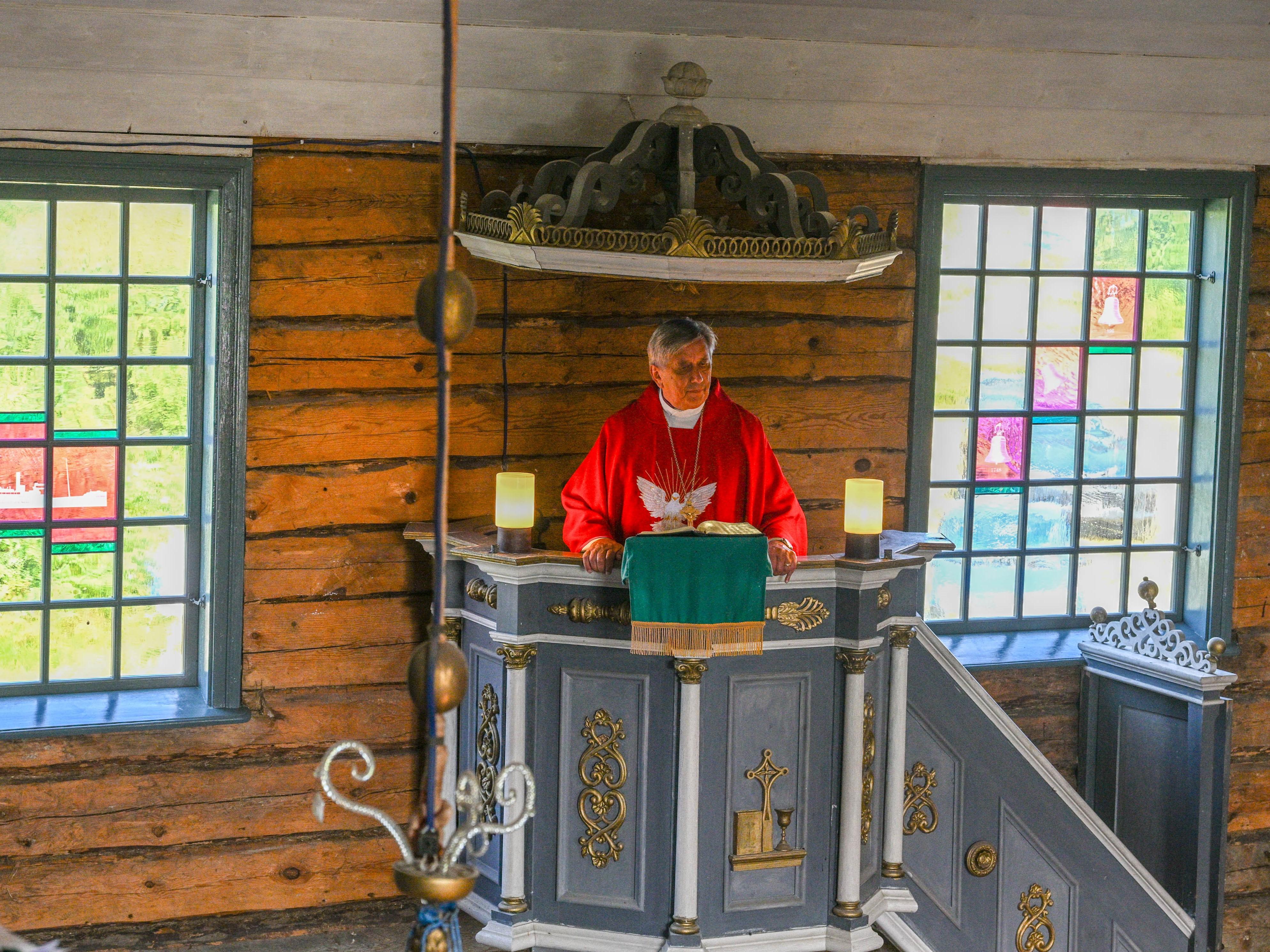 Prangli kirik, jumalateenistus, vitraažid