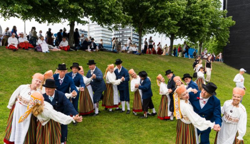 Tantsupidu, viimsilased Valla-alune